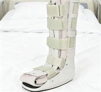 ¿Debo usar una bota para caminar para la fascitis plantar?